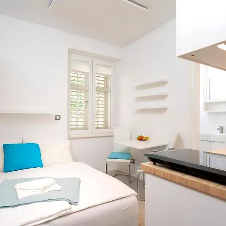 Clock Tower - Zf Hvar Center アパート *